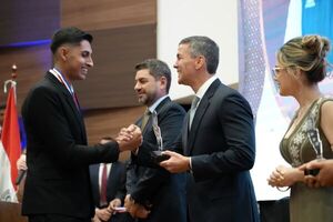 Popular / Presi Santi Peña distinguió con premios a 20 jóvenes