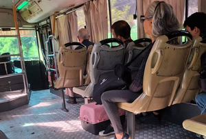 Empresa de transporte pide disculpas por haber echado a pasajera con su gato - Noticiero Paraguay