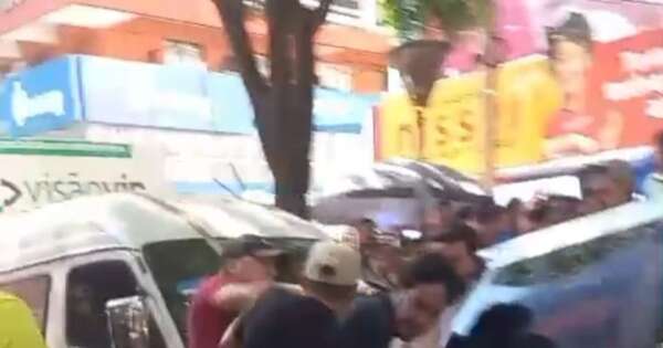 La Nación / Trabajador carritero que estaría enfermo atacó con cuchillo a un brasileño y a un policía