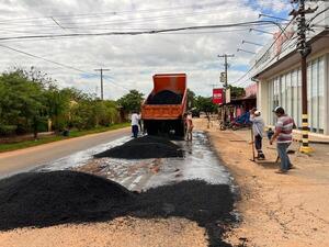 Realizan trabajos de bacheo en la calle Padre Queiroz Candia para mejorar la circulación - Concepción al Día