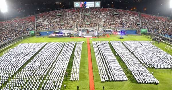 La Nación / Policía Nacional incorpora a 5.000 nuevos suboficiales en acto encabezado por Peña