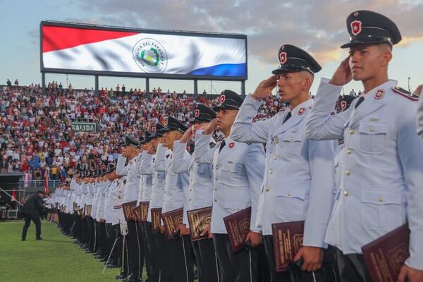 Egresan casi 5.000 suboficiales de la Policía Nacional - Policiales - ABC Color