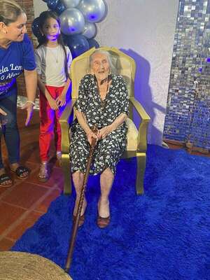 A los 100 años, Doña Nemesia celebra la vida rodeada de su gran familia en Ñemby - Nacionales - ABC Color