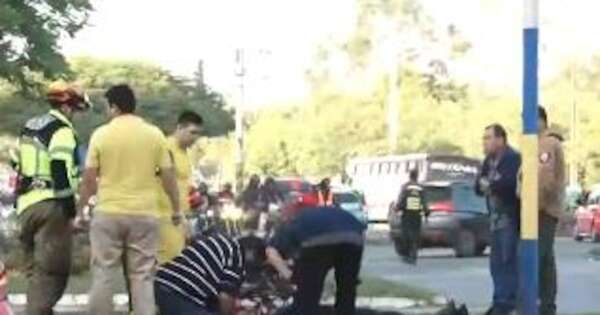 La Nación / Un automóvil volcó frente al Parque Ñu Guasu