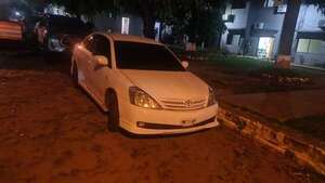 Recuperan vehículo robado y detienen a dos hombres que dicen ser inocentes - Policiales - ABC Color