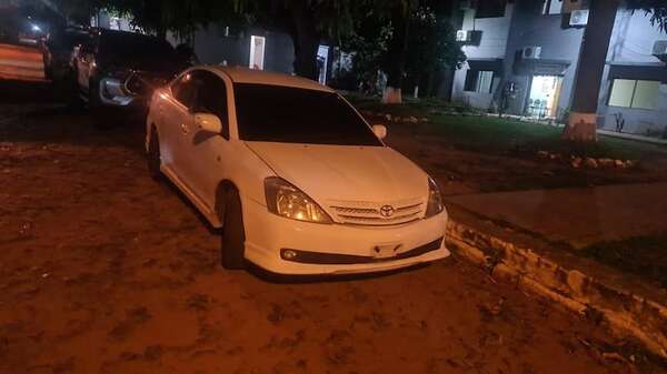 Recuperan vehículo robado y detienen a dos hombres que dicen ser inocentes - Policiales - ABC Color