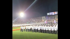 Abuchearon a Riera en interminable discurso y hubo polis desmayados por el calorazo