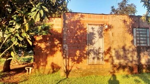 Logran suspender desalojo a mujer que remataron su casa a escondidas