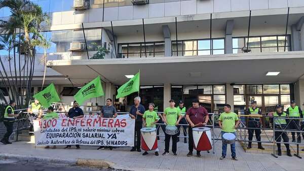 Enfermeras del IPS se manifiestan frente a la Caja Central - Nacionales - ABC Color