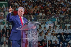 Silbaron y abuchearon a Enrique Riera en el egreso de nuevos policías en el Defensores del Chaco