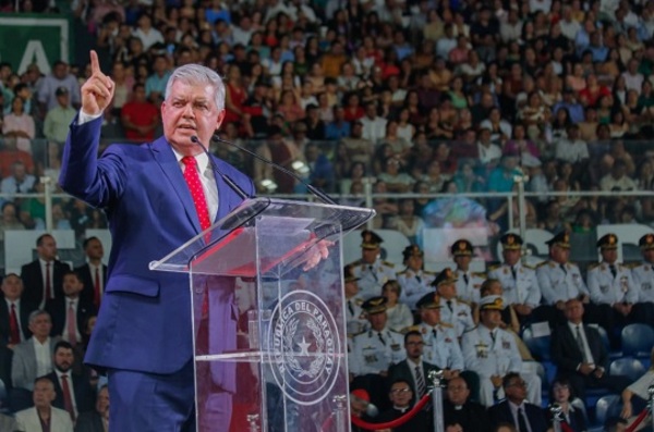 Silbaron y abuchearon a Enrique Riera en el egreso de nuevos policías en el Defensores del Chaco