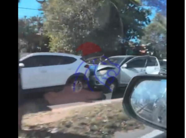 Múltiple colisión y vuelco complican el tránsito