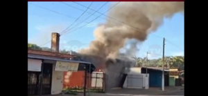 Incendio consume local de electrónica en el barrio Reducto