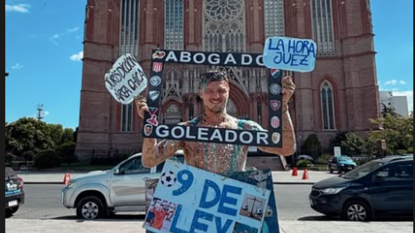 Facundo Bruera se graduó de abogado