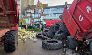 Los agricultores franceses protestan contra el Mercosur frente a casa de playa de Macron