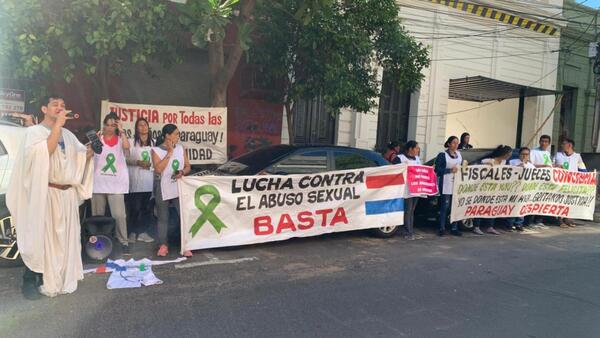 Manifestantes exigen que acusado de abuso infantil no sea sobreseído