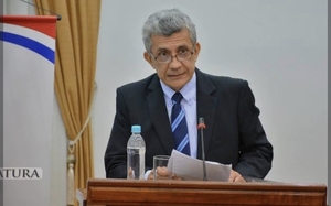 "Si un senador vitalicio renuncia seis meses antes de una elección, puede tranquilamente candidatarse", dice Camacho