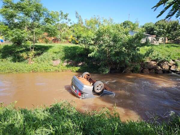 Video: auto con chapa paraguaya cae al río en Brasil y muere su conductora  - Mundo - ABC Color