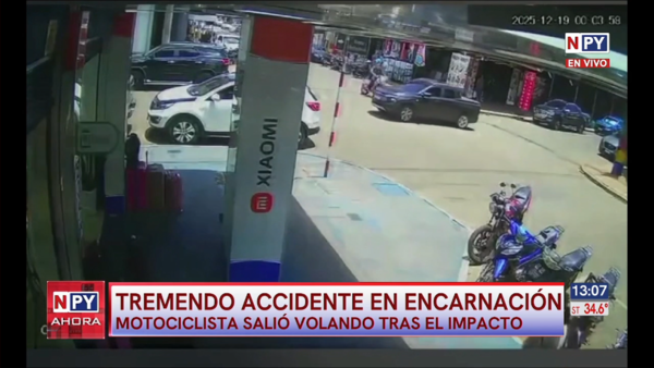 Impactante accidente en Encarnación deja a motociclista gravemente herido