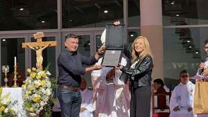 Mirtha Gusinky recibió reconocimiento por vestir a la Virgen del Paso