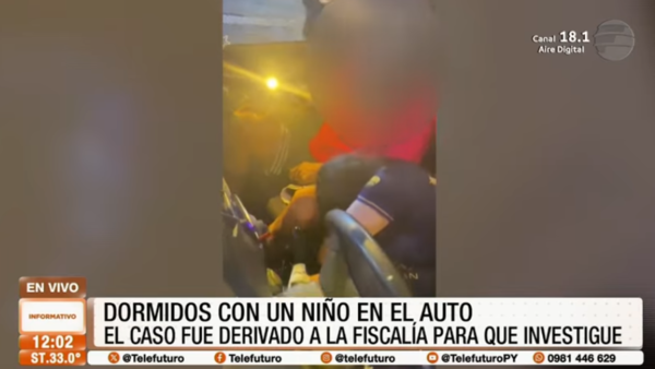 Investigan a pareja hallada dormida junto a un bebé dentro de un vehículo