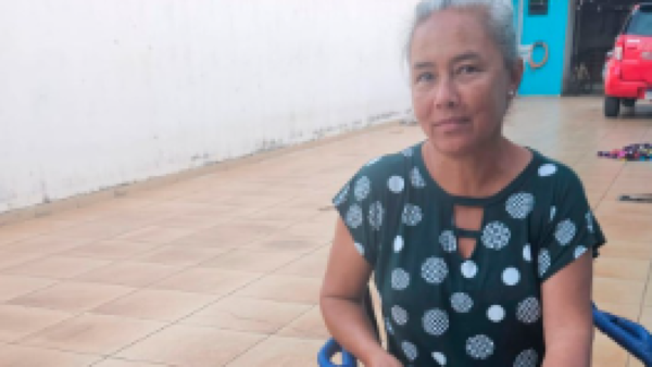 Empresa de transporte reconoce error por bajar del bus a una mujer y su gato