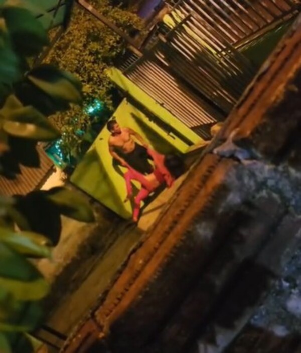 Popular / (Video) ¡Sacó a su “amorchi” como una basura cállepe!