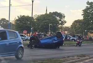 Accidente: auto volcó frente al Parque Ñu Guasu - Nacionales - ABC Color