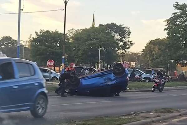 Accidente: auto volcó frente al Parque Ñu Guasu - Nacionales - ABC Color