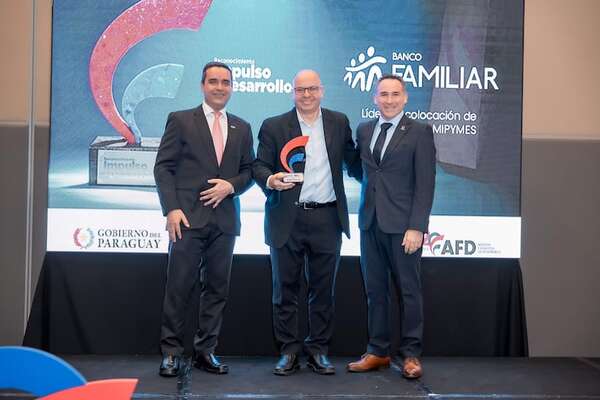 AFD premia a Banco Familiar por su liderazgo en MIPYMES y desarrollo sostenible - Negocios - ABC Color
