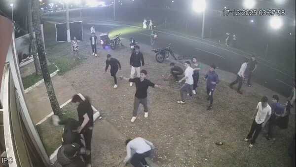 Video: Fiesta de colación termina en feroz pelea y con un guardia hospitalizado