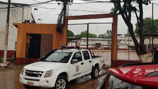 Guardiacárceles frustran fuga de preso que trepó tejido perimetral del penal de CDE - Noticiero Paraguay