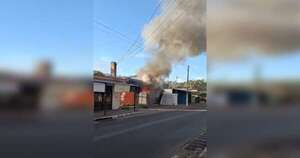 Diario HOY | Voraz incendio consumió una librería en San Lorenzo