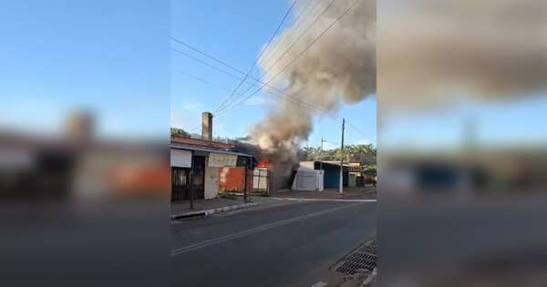 Diario HOY | Voraz incendio consumió una librería en San Lorenzo