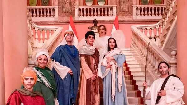 Árbol de Navidad enciende el espíritu reflexivo con pesebre viviente y coro de niños