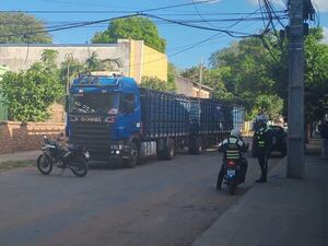 PMT y vecinos frenan el ingreso de camión transganado en Tablada - Nacionales - ABC Color