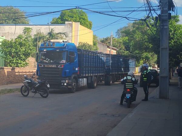 PMT y vecinos frenan el ingreso de camión transganado en Tablada - Nacionales - ABC Color