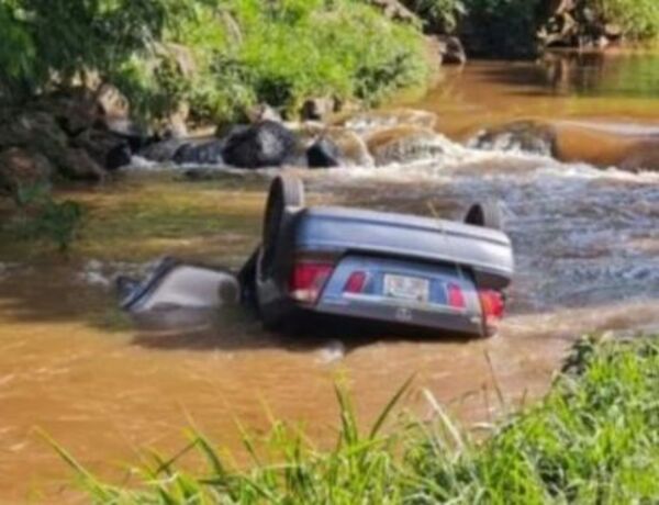 Auto con matrícula paraguaya cae a un río en Brasil y una mujer pierde la vida - Concepción al Día