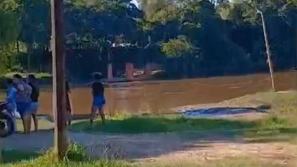 Hombre desaparece en el río Apa tras caer con camioneta desde una balsa