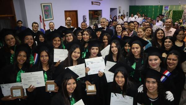 Egresan 28 "Hijas del Bosque" del Colegio Mbaracayú