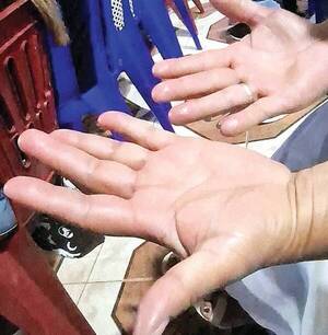 Mientras oraban brotó aceite de las manos de los fieles