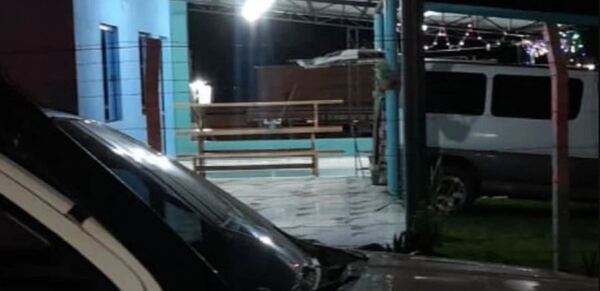 Sicario mata a balazos a un hombre en el patio de una vivienda y deja panfleto de amenaza