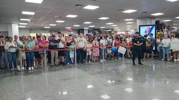 Fin de año en Paraguay: emoción y reencuentros en el aeropuerto Silvio Pettirossi - Nacionales - ABC Color
