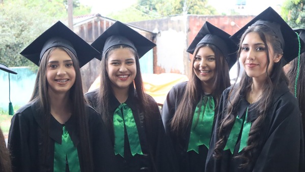 Hijas del Bosque: egresa nueva promoción del Centro Educativo Mbaracayú - trece