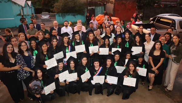 Jóvenes mujeres se graduaron como bachilleres en Ciencias Ambientales en Canindeyú | Unicanal