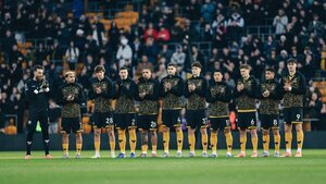 Wolves hila una nueva derrota en el regreso a la convocatoria de Enso González