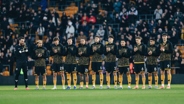 Wolves hila una nueva derrota en el regreso a la convocatoria de Enso González