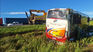Dos egresados deben operarse tras accidente