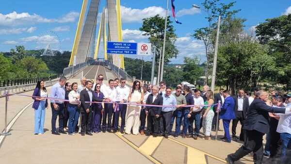 Peña inaugura Puente de la Integración y pedirá a Brasil habilitar ya el paso de vehículos livianos