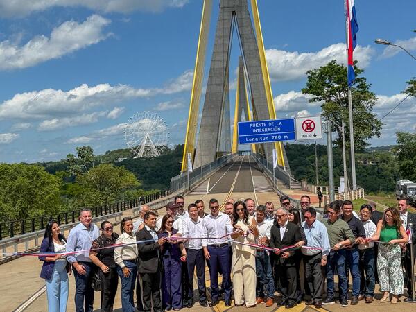 Peña inaugura nuevo puente y pide a Lula habilitar tránsito vehícular